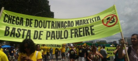 paulo-freire-faixa-protesto-890x395